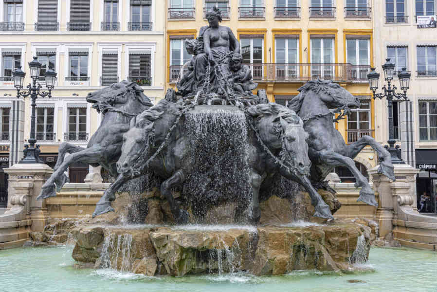 Francia - Lyon 012 - plaza Des Terreaux - fuente  Bartholdi.jpg